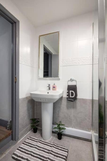 2A - Bright & Airy 2 Bed Flat - 20 Mins To Central London Eksteriør bilde
